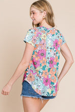 Cargue la imagen en el visor de la galería, Multicolor Floral Print Asymmetric Hem Short Sleeve Top
