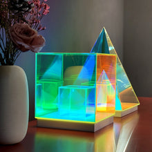 Laden Sie das Bild in den Galerie-Viewer, Acryl-LED-Pyramiden-Nachtlicht mit Fernbedienung
