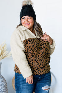 Sherpa-Pullover mit Leopardenmuster und Reißverschluss in Übergröße