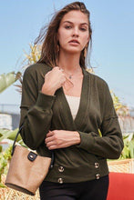 Laden Sie das Bild in den Galerie-Viewer, Overwrap Front Button Long Sleeve Knit Top - www.novixan.com

