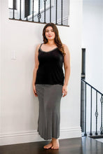 Laden Sie das Bild in den Galerie-Viewer, Black Striped V-neck Top and Maxi Skirt Set Plus Size - www.novixan.com

