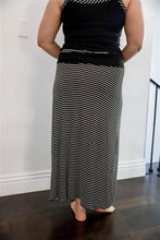 Cargue la imagen en el visor de la galería, Black Striped V-neck Top and Maxi Skirt Set Plus Size - www.novixan.com
