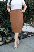 Laden Sie das Bild in den Galerie-Viewer, Tan Ribbed Midi Skirt Plus Size - www.novixan.com
