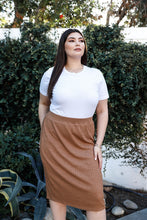 Laden Sie das Bild in den Galerie-Viewer, Tan Ribbed Midi Skirt Plus Size - www.novixan.com
