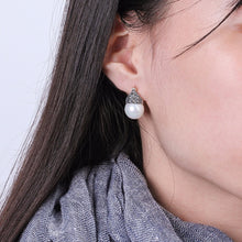 Laden Sie das Bild in den Galerie-Viewer, Silver Natural Mother of Pearl Earrings - www.novixan.com
