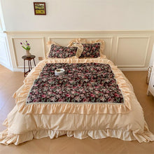 Laden Sie das Bild in den Galerie-Viewer, Vintage Floral Patchwork Ruffle Duvet Cover Set - www.novixan.com
