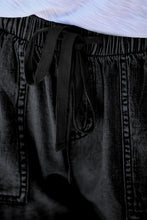 Laden Sie das Bild in den Galerie-Viewer, Casual Pocketed Frayed Denim Shorts - www.novixan.com
