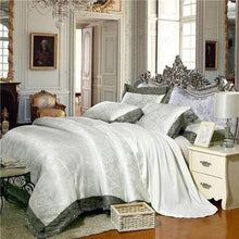 Laden Sie das Bild in den Galerie-Viewer, Luxury Silky Satin Bedding Set 4pcs - www.novixan.com
