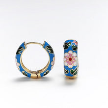 Laden Sie das Bild in den Galerie-Viewer, Flower Huggie Hoop Earrings - www.novixan.com
