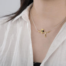 Laden Sie das Bild in den Galerie-Viewer, 18K Gold Bee and Dripping Honey Pendant Necklace - www.novixan.com

