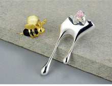 Laden Sie das Bild in den Galerie-Viewer, Handmade Bee and Dripping Honey Earrings - www.novixan.com
