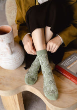 Laden Sie das Bild in den Galerie-Viewer, Women&#39;s Green Autumn Soft Breathable Socks 5 Pairs - www.novixan.com
