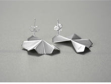 Laden Sie das Bild in den Galerie-Viewer, Oriental Element Big Folding Fan Design Stud Earrings - www.novixan.com
