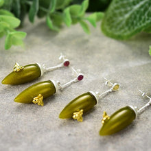 Laden Sie das Bild in den Galerie-Viewer, Elegant Green Stone Original Handmade Vintage Drop Earrings - www.novixan.com
